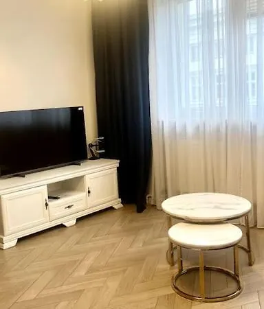 B&w Luxurious In The Heart Of